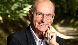 Boris Cyrulnik (88 anos), psiquiatra francês e pai da resiliência: 'Aos 60 anos, não podemos mais nos enganar. O corpo, a memória e as emoções falam juntos, sem hesitação'.