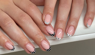 Agora, a francesinha que está na moda é a versão com bolinhas: o acabamento é muito elegante e chamativo.