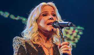 O que Paula Toller faz no rosto? Aos 63 anos e de volta com o 'Kid Abelha', cantora impressiona por jovialidade e já revelou segredo de sua beleza.