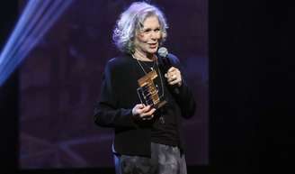 Irene Ravache, de 'Além do Tempo', fez críticas ácidas à Globo ao anunciar saída das novelas: 'Em vez de aumentarem os estúdios, fazem escritórios. E não se grava em escritórios'.