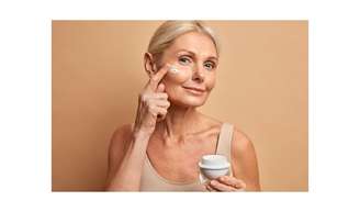 A menopausa provoca queda hormonal que impacta diretamente a saúde da pele