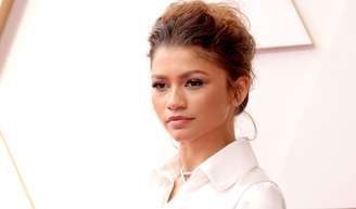 Penteado de Zendaya no Oscar 2022 foi um coque banana com quê messy.