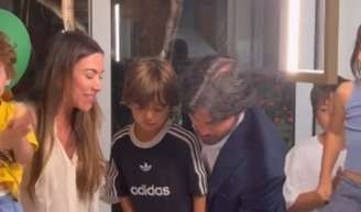 Filho de Rebeca Abravanel e Pato 'apronta' na festa intimista de 7 anos do primo Senor, caçula de Patricia Abravanel e neto de Silvio Santos.