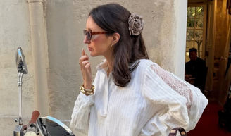 Cinco camisas básicas ideais para usar com jeans e te tornar a mais chique e estilosa.