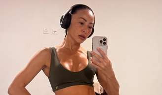 Desvendamos com Sabrina Sato o segredo simples do seu corpo aos 45 anos: 'Eu nunca estou parada, tô sempre treinando'.