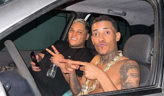 Prisão de MC Ryan SP e MC Poze do Rodo: polícia apreende armas, veículos de luxo e até colar com a imagem de Pablo Escobar.