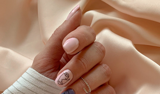 Unhas curtas voltam com força em 2026, unindo praticidade e estilo.