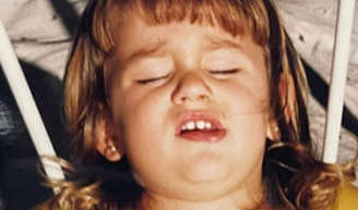 Essa fofurinha fazendo careta virou uma das 'nepobabies' mais famosas do Brasil - hoje é fashionista e já chegou a Hollywood. Reconhece?.