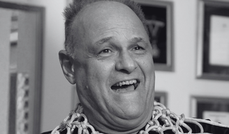 URGENTE! Aos 68 anos, morre Oscar Schmidt, irmão de Tadeu Schmidt, do 'BBB 26'; basquete perde uma de suas maiores lendas.