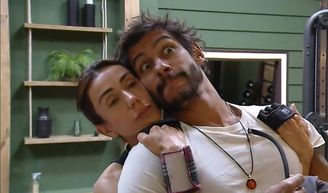 Lembra deles? Casal polêmico de ‘A Fazenda 17’, Michelle Barros e Shia Phoenix anunciam gravidez.