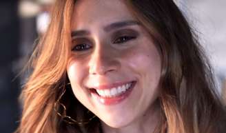 Em cenas que vão ar a partir desta quarta, 22, na novela das nove da Globo, Lucélia (Daphne Bozaski) apontará uma arma para Vandilson (Vinicius Teixeira) para forçá-lo a maquiá-la.