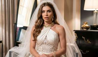 Arminda (Grazi Massafera) será pedida em casamento por Helga (Kelzy Ecard) na prisão.