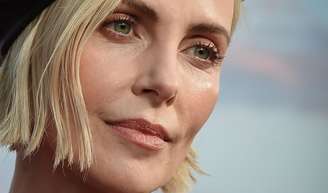 Charlize Theron cresceu em um ambiente instável, marcado pelo alcoolismo do pai e por um episódio traumático na adolescência.