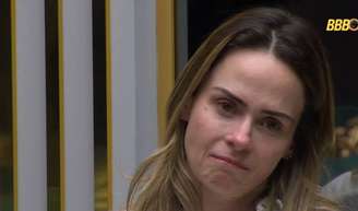 Ana Paula Renault é flagrada na missa de sétimo dia do seu pai, Gerardo Renault, e chora em última cerimônia de despedida. Veja!.