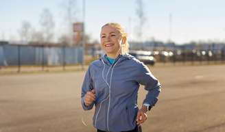 Estudos indicam que caminhar em ritmo acelerado em ambientes abertos ajuda a melhorar a saúde cardiovascular e mental após os 40 anos.