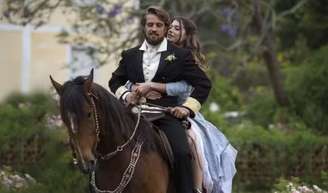 Romance de Felipe e Lívia fica mais distante com pedidos de casamento dos cônjuges: Melissa e Pedro.