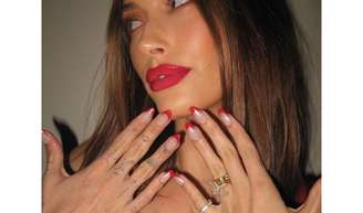 Unha decorada com francesinha vermelha foi aposta de Hailey Bieber.