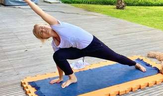 Praticar ioga ajuda a relaxar, mas este exercício fará você dormir como um bebê depois dos 50.