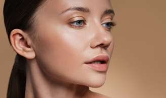 A cloud skin aposta em uma pele aveludada com brilho suave e natural.