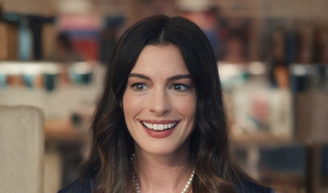 Anne Hathaway retorna como Andy Sachs em ‘O Diabo Veste Prada 2’, agora vivendo uma fase mais madura e distante da jovem assistente do primeiro filme.