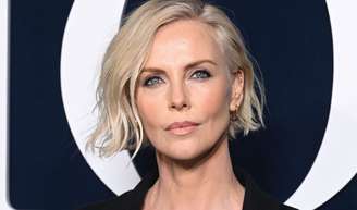 Charlize Theron revela que o Pilates foi decisivo para transformar seu corpo e redefinir sua rotina de bem-estar aos 50 anos.