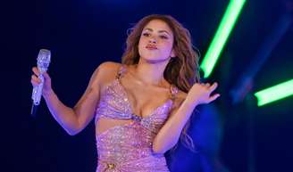 Shakira prepara surpresa histórica para show no Rio, distribui pulseiras e confirma mais uma cantora no palco.