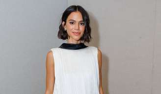 Bruna Marquezine dá close no Copacabana Palace para show de Shakira e leva público ao delírio com vestido branco curtinho.