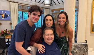 Como está Faustão hoje? Aos 76 anos, apresentador surge em cadeira de rodas em fotos inéditas e web nota detalhe: 'Está com uma carinha...'.