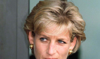 Lady Di transformou o rosa em sua assinatura visual, usando a cor em diferentes ocasiões para reforçar elegância e proximidade com o público.