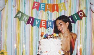 Mel Maia aposta em festa básica para comemorar aniversário de 22 anos e 'tatuagem' ousada com amigas chama atenção. Fotos!.