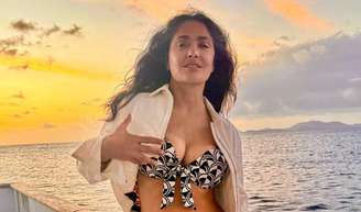 Aos 59 anos, Salma Hayek trocou a musculação pela yoga restaurativa pensando na longevidade. 'Ficará surpreso com o efeito que isso pode ter'.