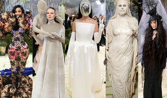 Os famosos podem tudo? De estátua viva a rosto tampado e 'obsessor' nas costas: os 16 looks mais SURREAIS do Met Gala 2026.
