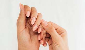 As unhas minimalistas conquistam espaço por unirem praticidade e elegância
