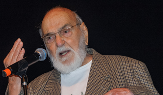 Aos 96 anos, Lima Duarte é acusado de racismo após relato sobre situação vivida em zona de prostituição; ator gera protestos em premiação.