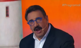 De novo… Ratinho dispara comentários homofóbicos em seu programa no SBT e ‘culpa’ novelas: ‘Mostrando homem beijando homem…’.