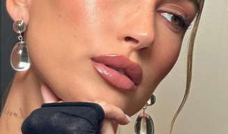 Hailey Bieber revela uma técnica de maquiagem que valoriza os lábios com contorno suave e efeito naturalmente volumoso.