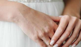 Mês das noivas: confira 6 tendências de unhas decoradas para casar com estilo e personalidade.
