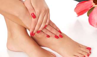 Manicure e pedicure combinando? 5 ideias de unhas que vão dominar a estação e deixam o visual mais elegante.
