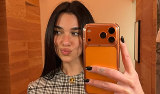 Dua Lipa vai à Justiça: cantora processa a Samsung em quase R$ 75 milhões por uso indevido de imagem em caixas de TV; entenda.