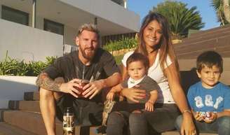 A mansão de 1.000m² de Messi: com estilo mediterrâneo, o refúgio milionário do jogador e de Antonela Roccuzzo tem piscina climatizada, quadra de padel, cinema e muito verde.