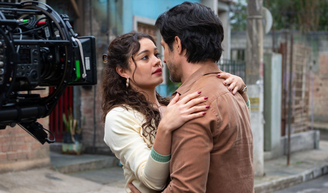 Paulinho (Romulo Estrela) e Gerluce (Sophie Charlotte) vivem cena romântica no final de 'Três Graças'.
