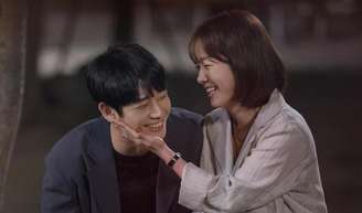 A Netflix juntou Jung Hae-in e Han Ji-min neste dorama romântico que muitos já esqueceram; lembra 'Something In The Rain'.