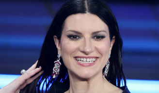 Laura Pausini, 52 anos: ‘Minha pele é boa porque gosto muito de fazer amor. Faz a gente sorrir. É uma revolução de felicidade’.