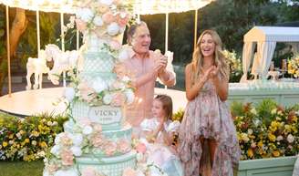Bolo de 1,70m com 7 andares, troca de look e Vicky montada em pônei: fotos da festa da filha de Roberto Justus e Ana Paula Siebert vão te surpreender.