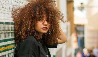 Tendências para cabelo cacheado apostam em movimento, leveza e fios com acabamento natural para renovar o visual sem perder personalidade.