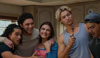 Qual perfume cada personagem do elenco de 'Off Campus' escolheria?.