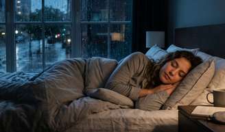 Dormir com chuva: por que isso acalma algumas pessoas e causa medo em outras? A resposta da psicologia.