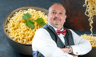 Manteiga, limão-siciliano e um truque simples: descobri com Érick Jacquin, do ‘MasterChef Brasil’, como deixar até o miojo muito mais gostoso.