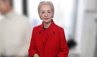 Carolina Herrera sabe o segredo: como dar um toque especial a qualquer look com saia midi ou calça larga neste Outono-Inverno.