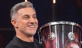 Luciano Huck divide web por crítica polêmica ao Bolsa Família: 'Perversidade da burguesia' x 'captura de votos'.